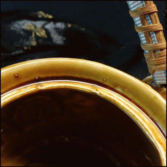 1960s Peacock Bird Vintage Teapot Honey Glass w Rattan Handle - Picture 10 of 10